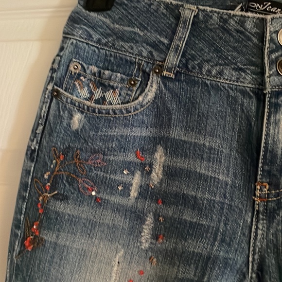 London Jeans distressed patchwork jeans… sharp! Sz 4 34” inseam - Picture 3 of 16